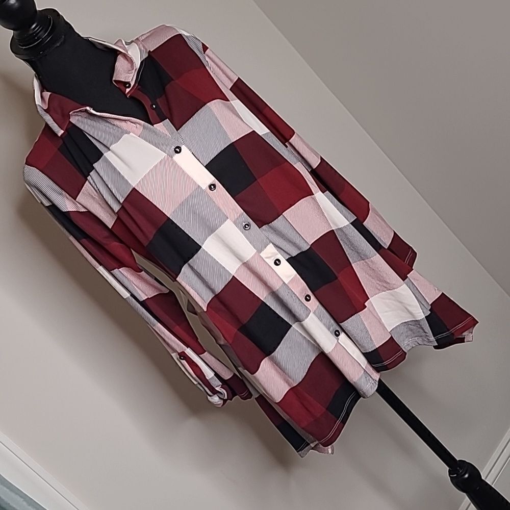 Above and beyond  pL sz checked Asymmetrical hem button front shirt